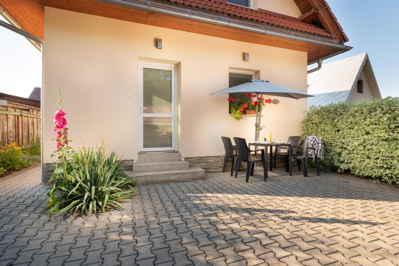 Rekreacny Domcek Flower Garden - Self Check In Dolny Kubin Exterior photo